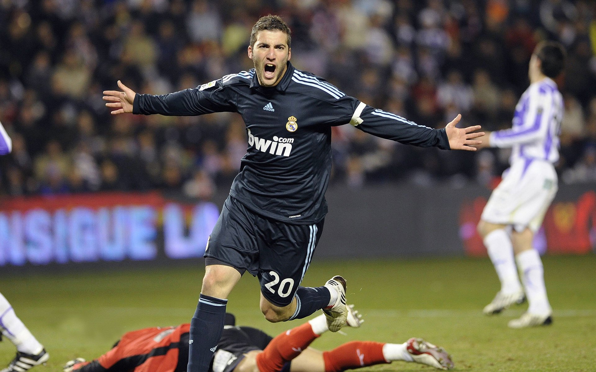 那不勒斯碾压威尔士，当阿克在亚平宁的阳光下接管比赛